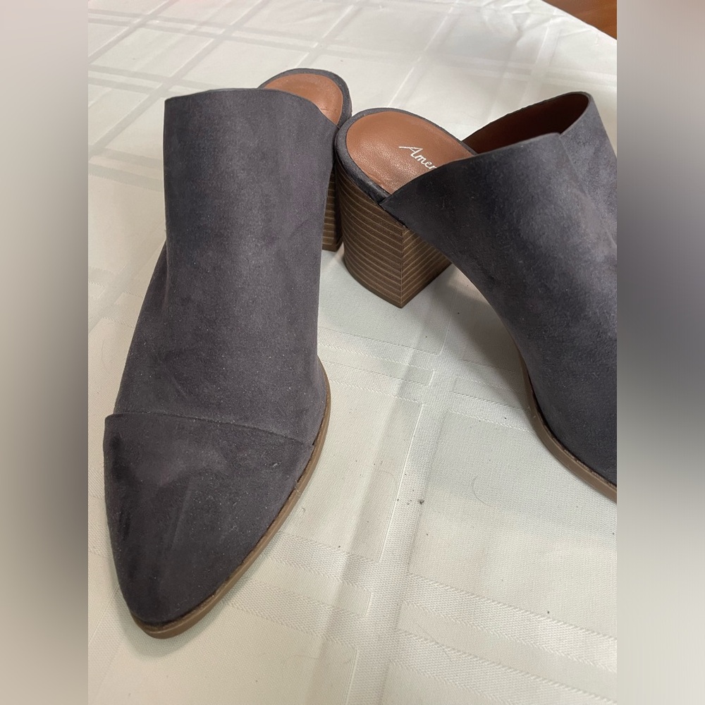 Grey suede heels NEW